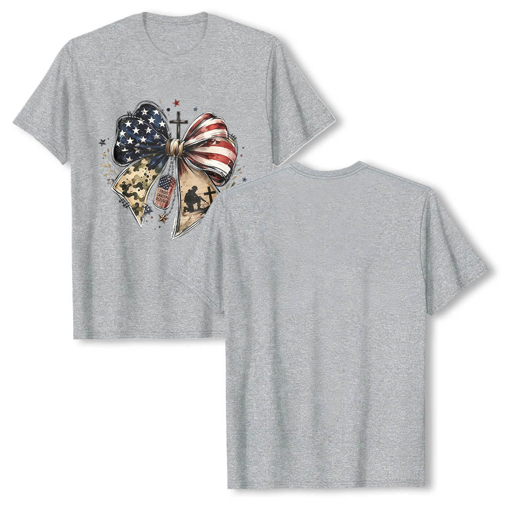 Christianartworkshop Camiseta clásica patriótica multipanel con lazo, cruz, placa de identificación militar y detalle de estrella en la parte delantera. - image 1