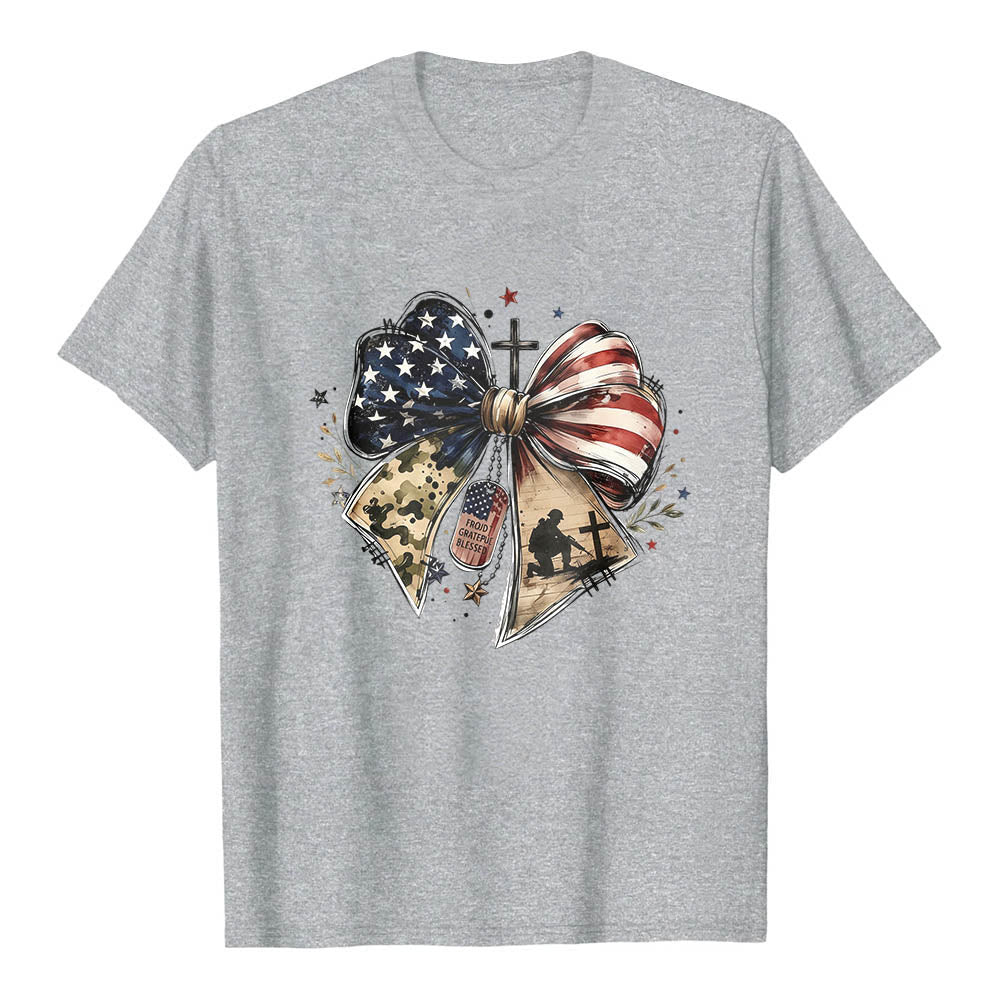 Christianartworkshop Camiseta clásica patriótica multipanel con lazo, cruz, placa de identificación militar y detalle de estrella en la parte delantera. - Gris - 2XL - image 0