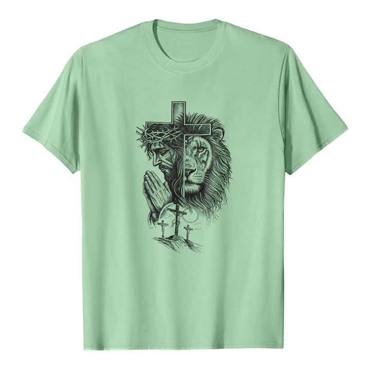 Christianartworkshop Camiseta clásica con estampado frontal de Jesús rezando, león, cruz y tres cruces. - Verde claro - 2XL - image 14