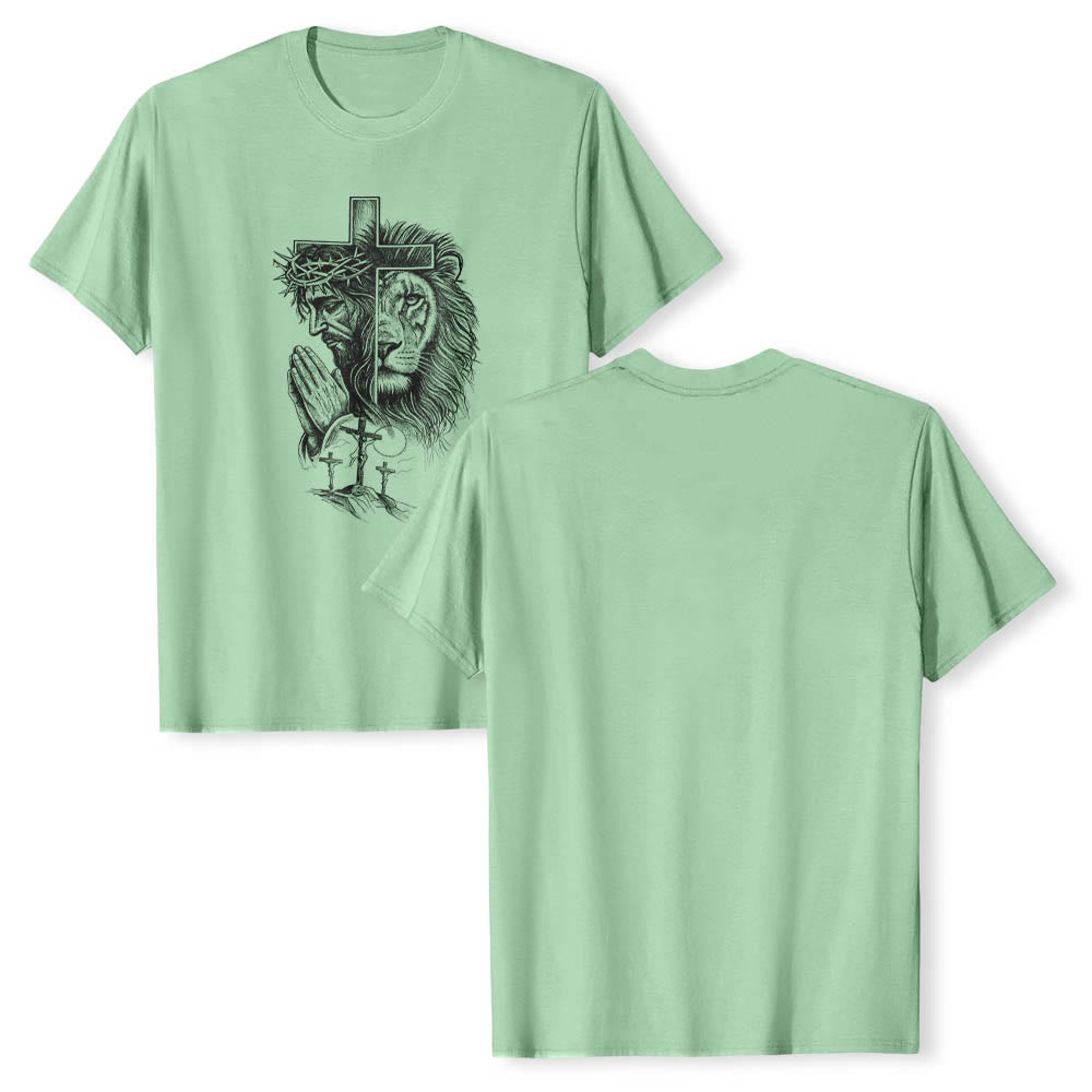 Christianartworkshop Camiseta clásica con estampado frontal de Jesús rezando, león, cruz y tres cruces. - image 15