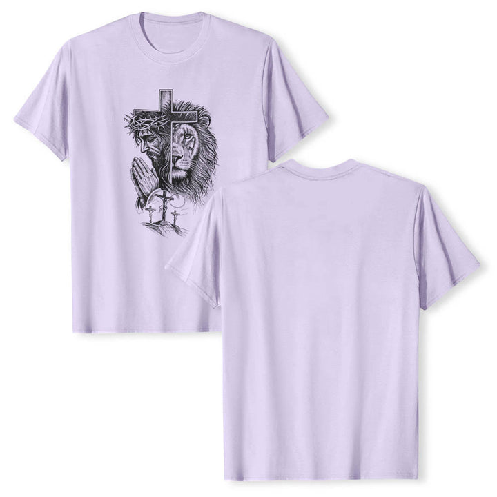 Christianartworkshop Camiseta clásica con estampado frontal de Jesús rezando, león, cruz y tres cruces. - image 13