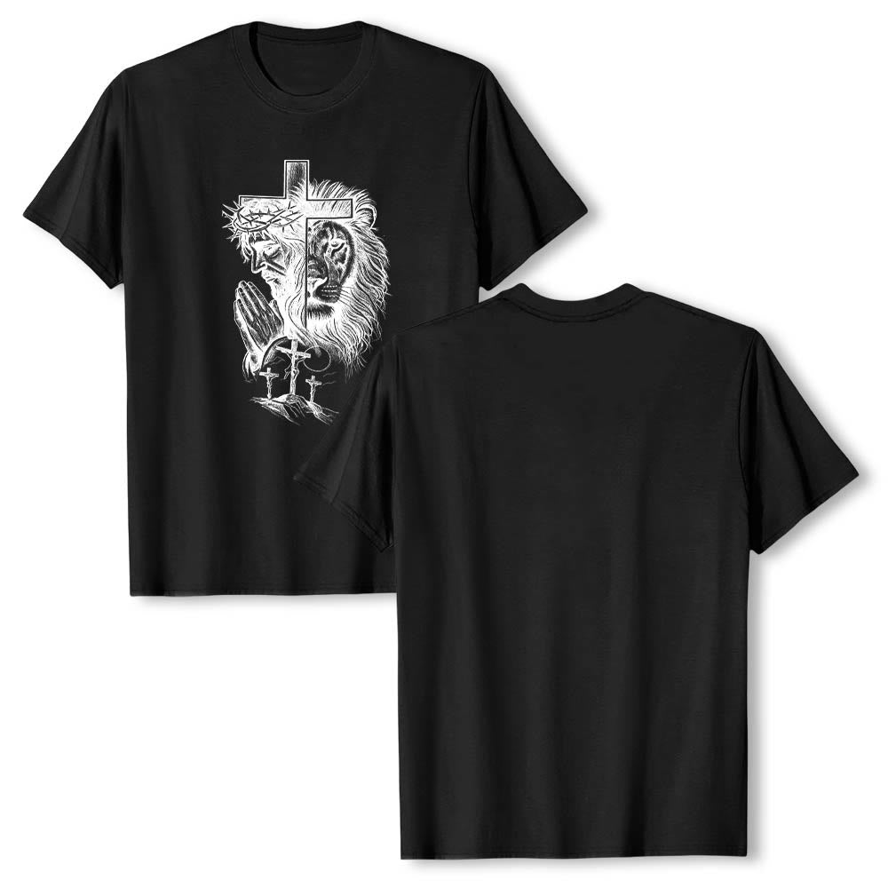 Christianartworkshop Camiseta clásica con estampado frontal de Jesús rezando, león, cruz y tres cruces. - image 9