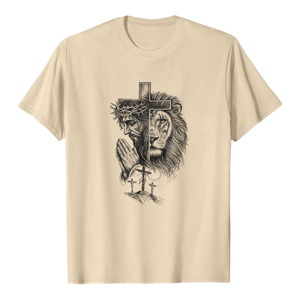 Christianartworkshop Camiseta clásica con estampado frontal de Jesús rezando, león, cruz y tres cruces. - Beige - 2XL - image 2