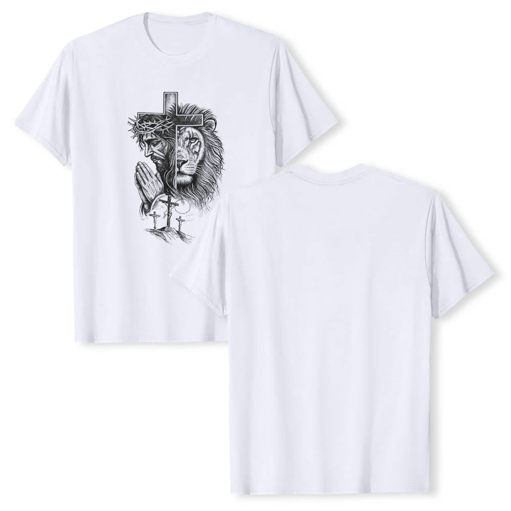 Christianartworkshop Camiseta clásica con estampado frontal de Jesús rezando, león, cruz y tres cruces. - image 1