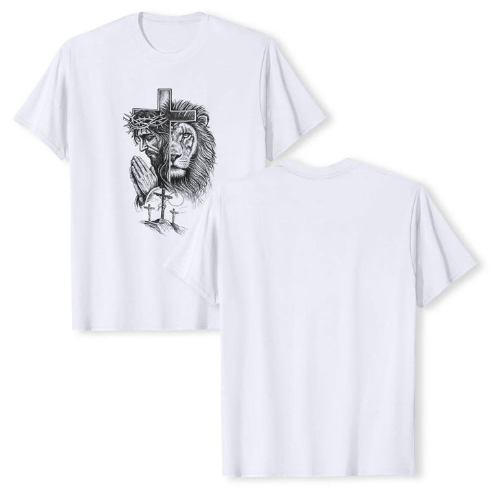 Christianartworkshop Camiseta clásica con estampado frontal de Jesús rezando, león, cruz y tres cruces. - image 1