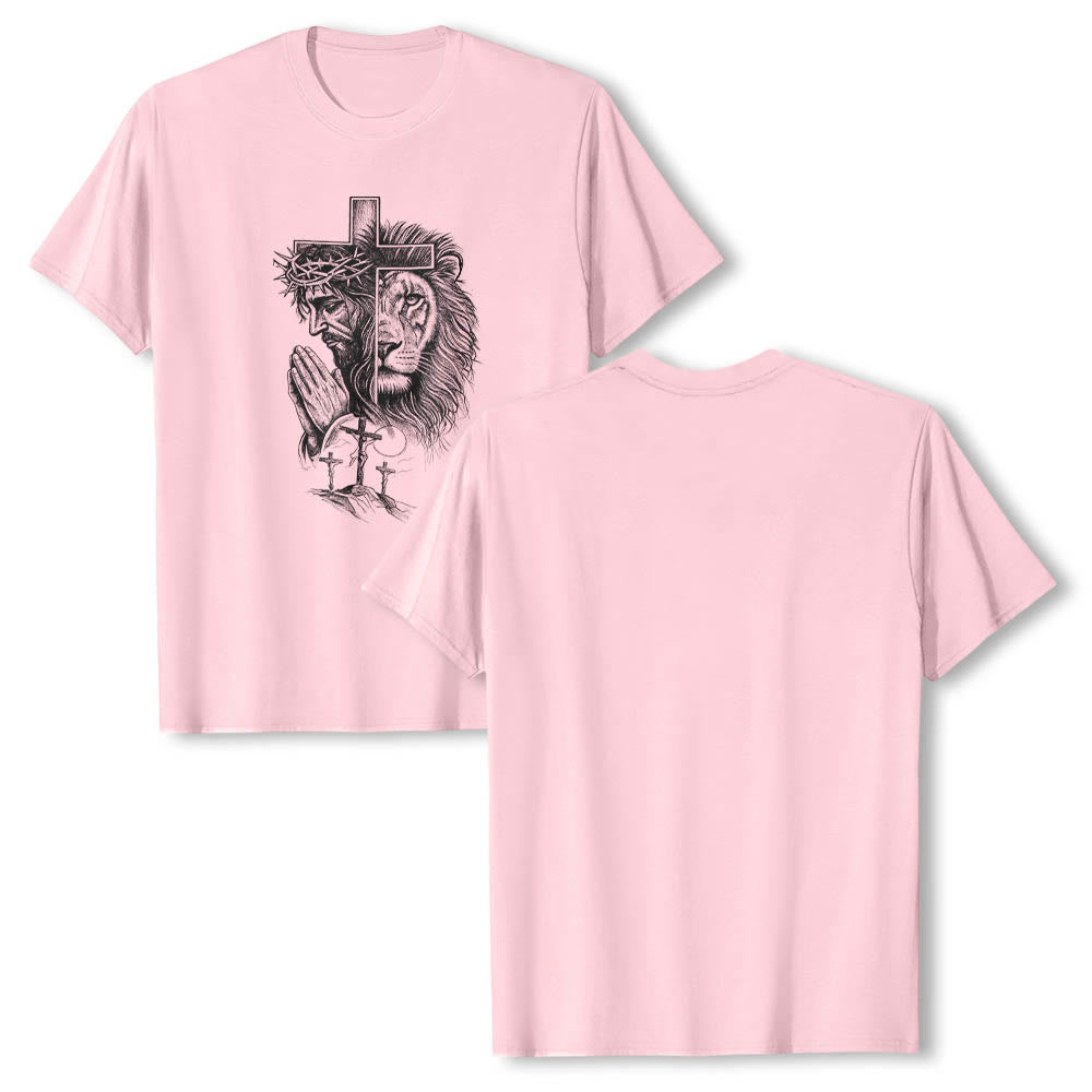 Christianartworkshop Camiseta clásica con estampado frontal de Jesús rezando, león, cruz y tres cruces. - image 17