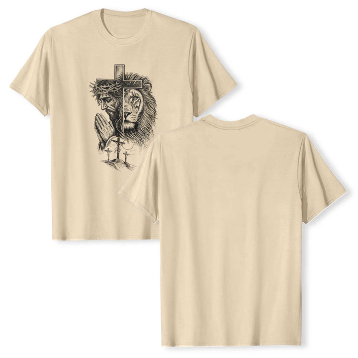 Christianartworkshop Camiseta clásica con estampado frontal de Jesús rezando, león, cruz y tres cruces. - image 3