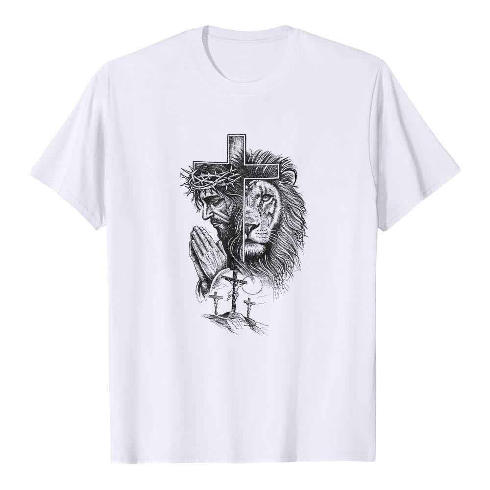 Christianartworkshop Camiseta clásica con estampado frontal de Jesús rezando, león, cruz y tres cruces. - Blanco - 2XL - image 0