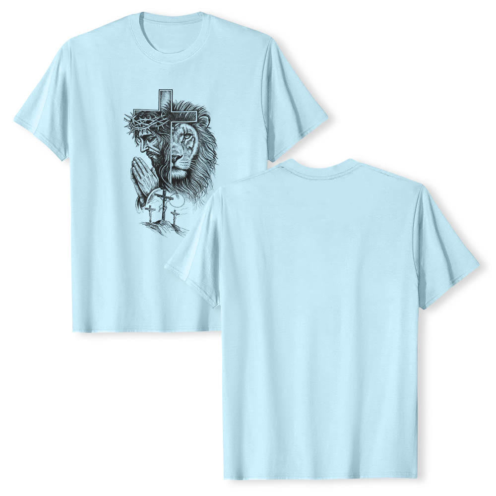 Christianartworkshop Camiseta clásica con estampado frontal de Jesús rezando, león, cruz y tres cruces. - image 11