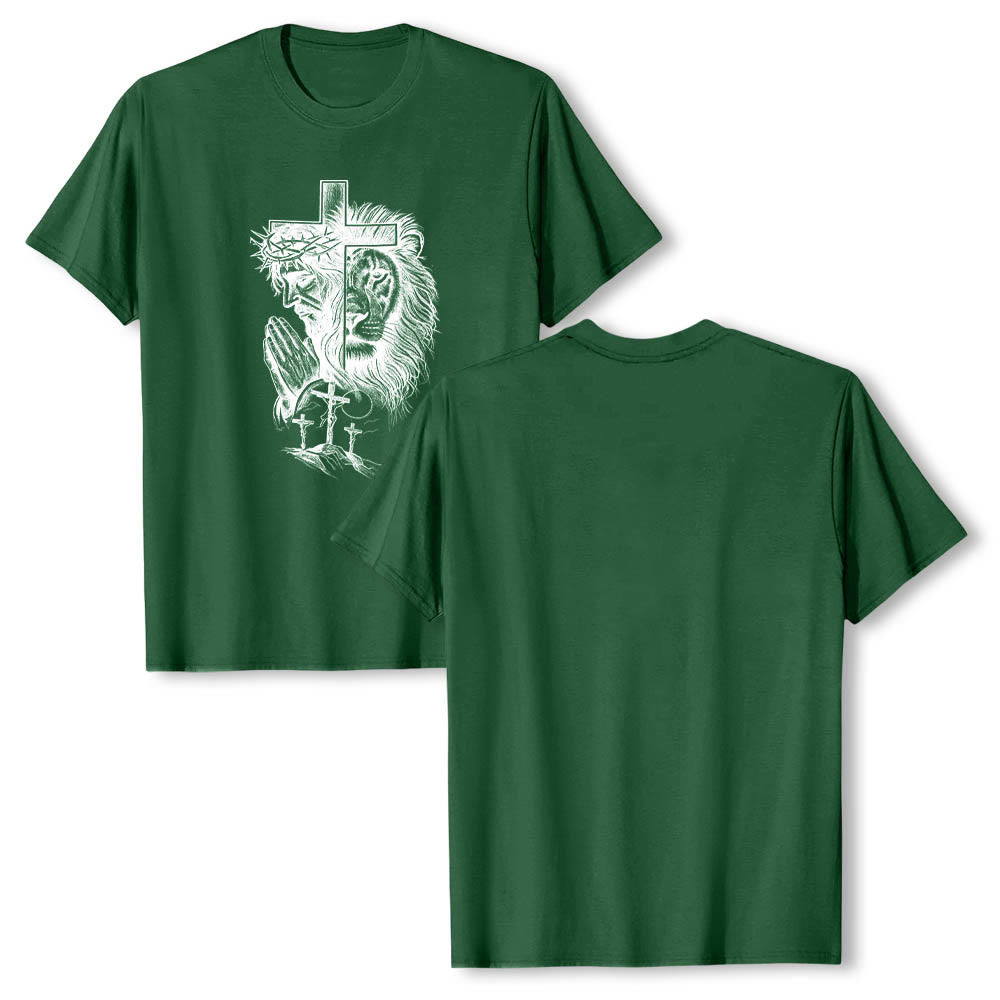 Christianartworkshop Camiseta clásica con estampado frontal de Jesús rezando, león, cruz y tres cruces. - image 7