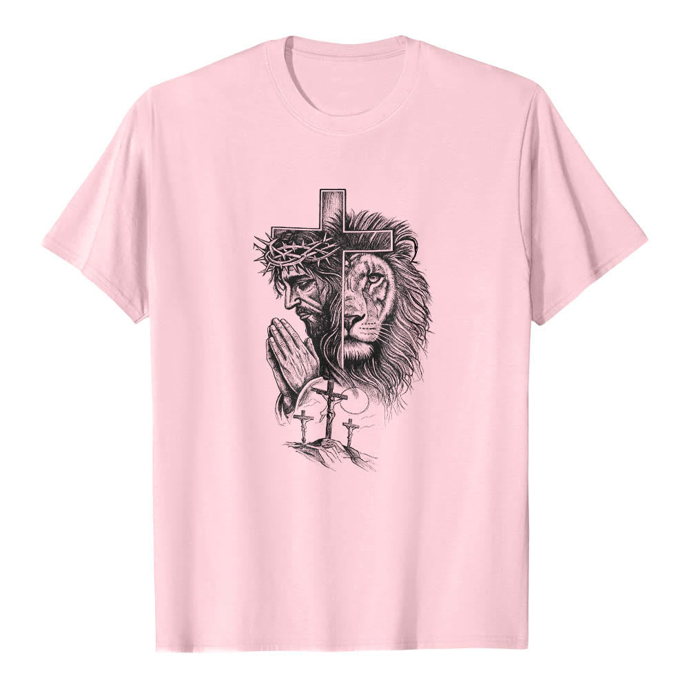 Christianartworkshop Camiseta clásica con estampado frontal de Jesús rezando, león, cruz y tres cruces. - Rosa - 2XL - image 16