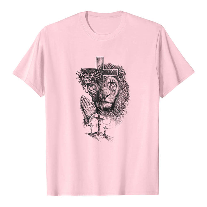 Christianartworkshop Camiseta clásica con estampado frontal de Jesús rezando, león, cruz y tres cruces. - Rosa - 2XL - image 16