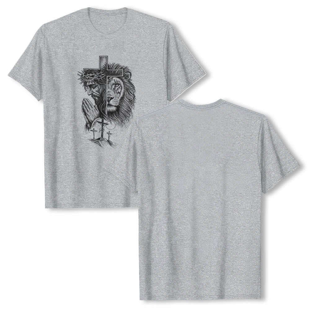 Christianartworkshop Camiseta clásica con estampado frontal de Jesús rezando, león, cruz y tres cruces. - image 5