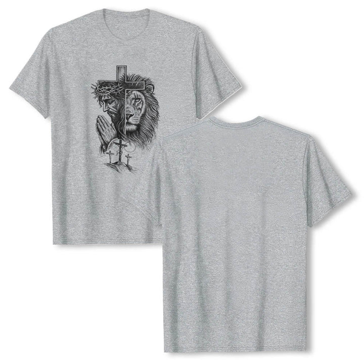 Christianartworkshop Camiseta clásica con estampado frontal de Jesús rezando, león, cruz y tres cruces. - image 5