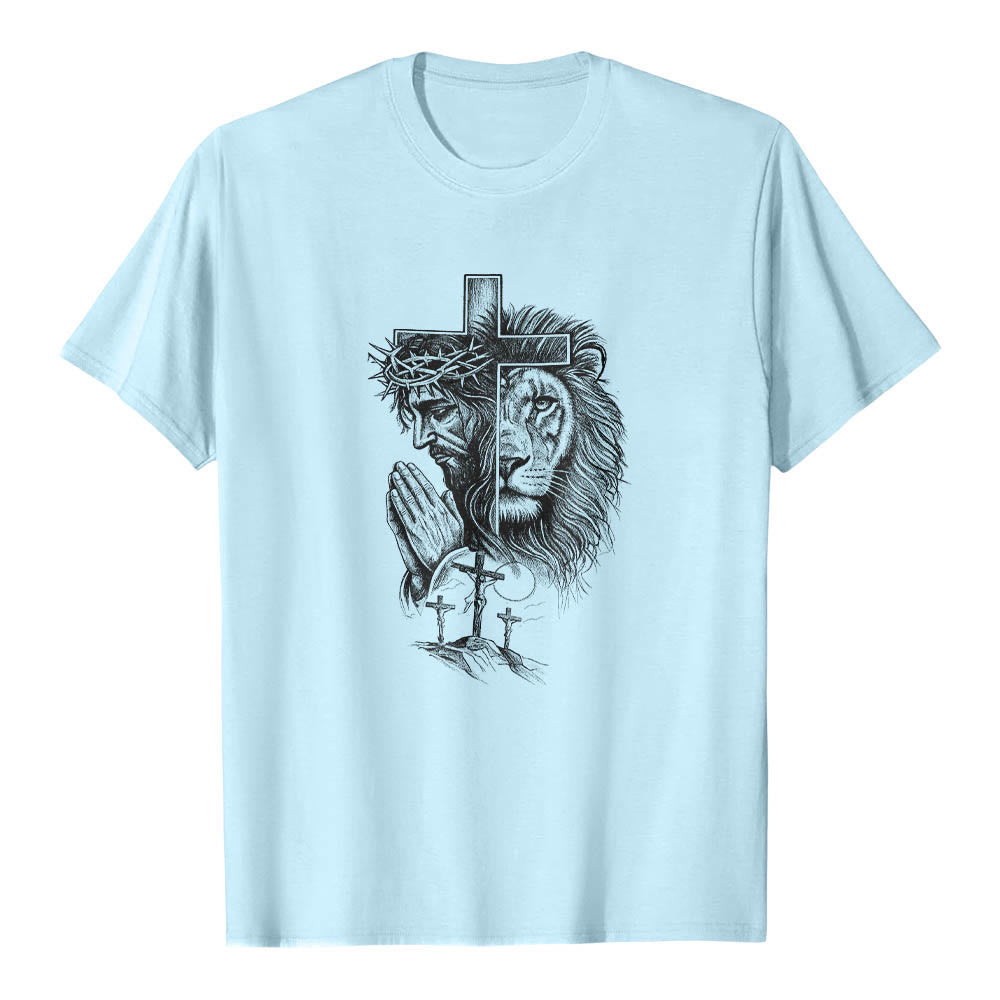 Christianartworkshop Camiseta clásica con estampado frontal de Jesús rezando, león, cruz y tres cruces. - Azul - 2XL - image 10