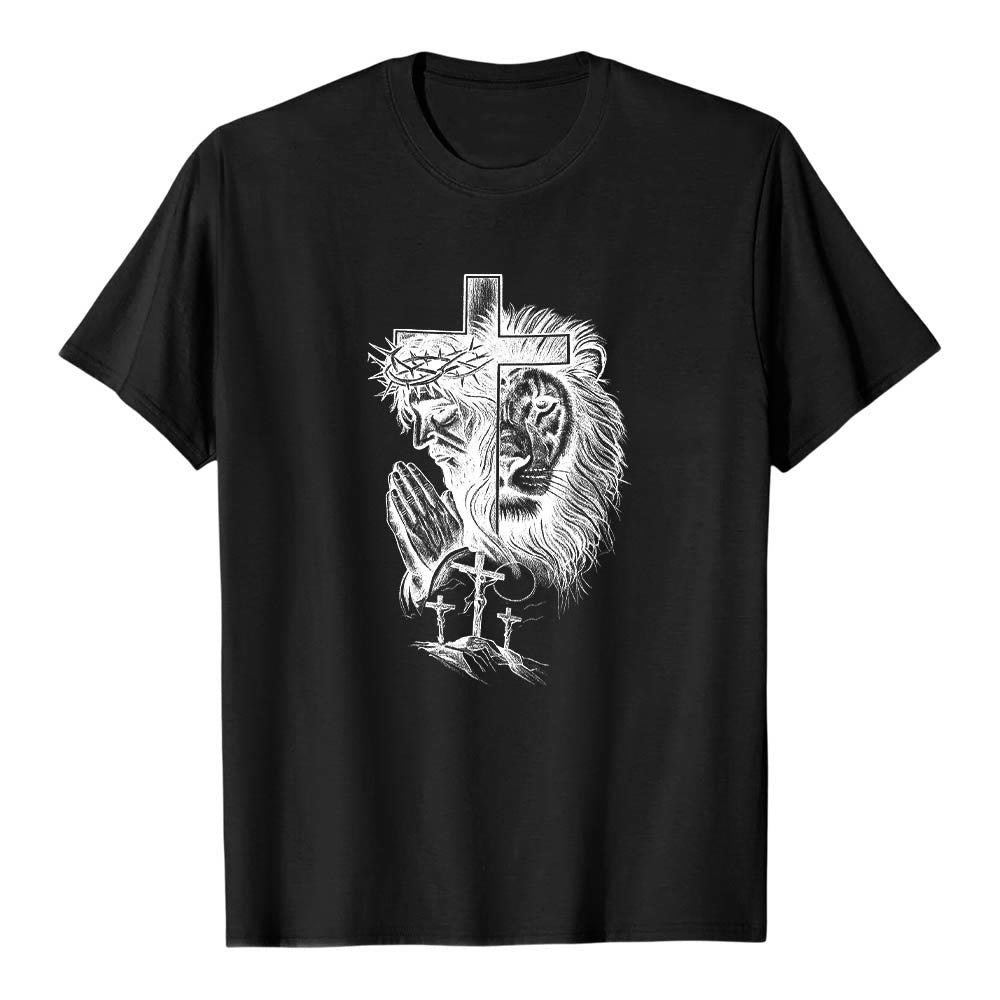 Christianartworkshop Camiseta clásica con estampado frontal de Jesús rezando, león, cruz y tres cruces. - Negro - 2XL - image 8