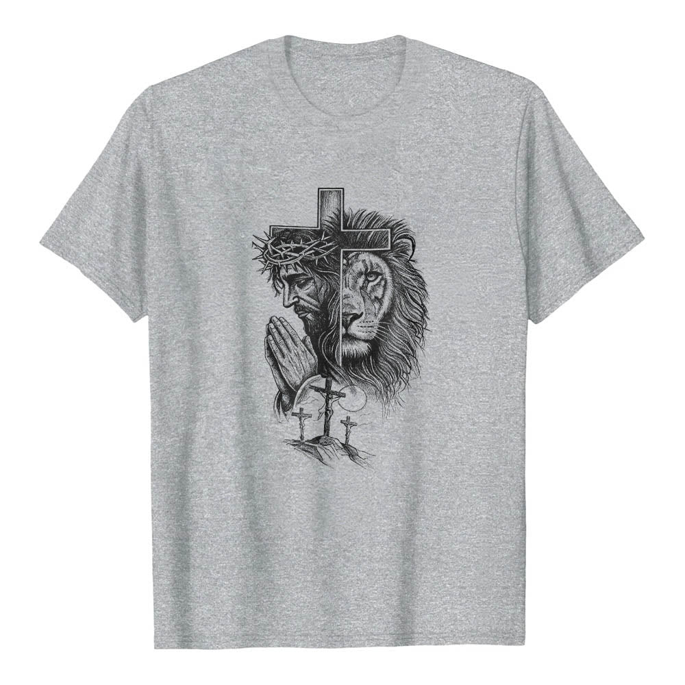 Christianartworkshop Camiseta clásica con estampado frontal de Jesús rezando, león, cruz y tres cruces. - Gris - 2XL - image 4