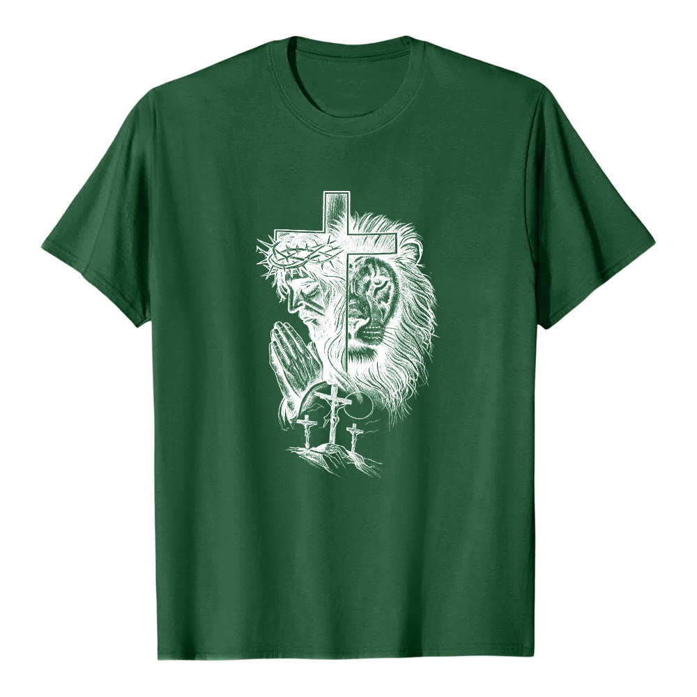 Christianartworkshop Camiseta clásica con estampado frontal de Jesús rezando, león, cruz y tres cruces. - Verde oscuro - 2XL - image 6