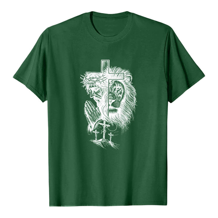 Christianartworkshop Camiseta clásica con estampado frontal de Jesús rezando, león, cruz y tres cruces. - Verde oscuro - 2XL - image 6