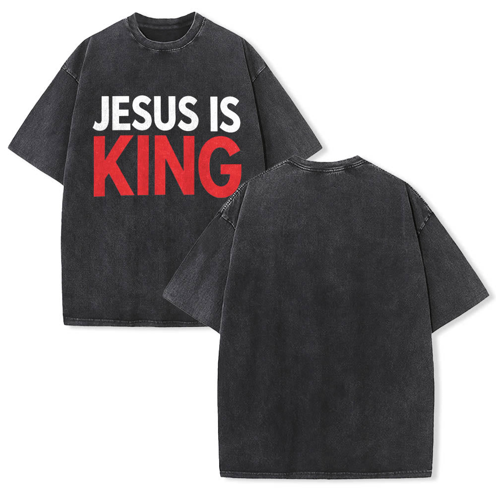 Christianartworkshop Camiseta de manga corta lavada con estampado tipográfico frontal de dos niveles en bloques grandes "Jesús es Rey" - image 1