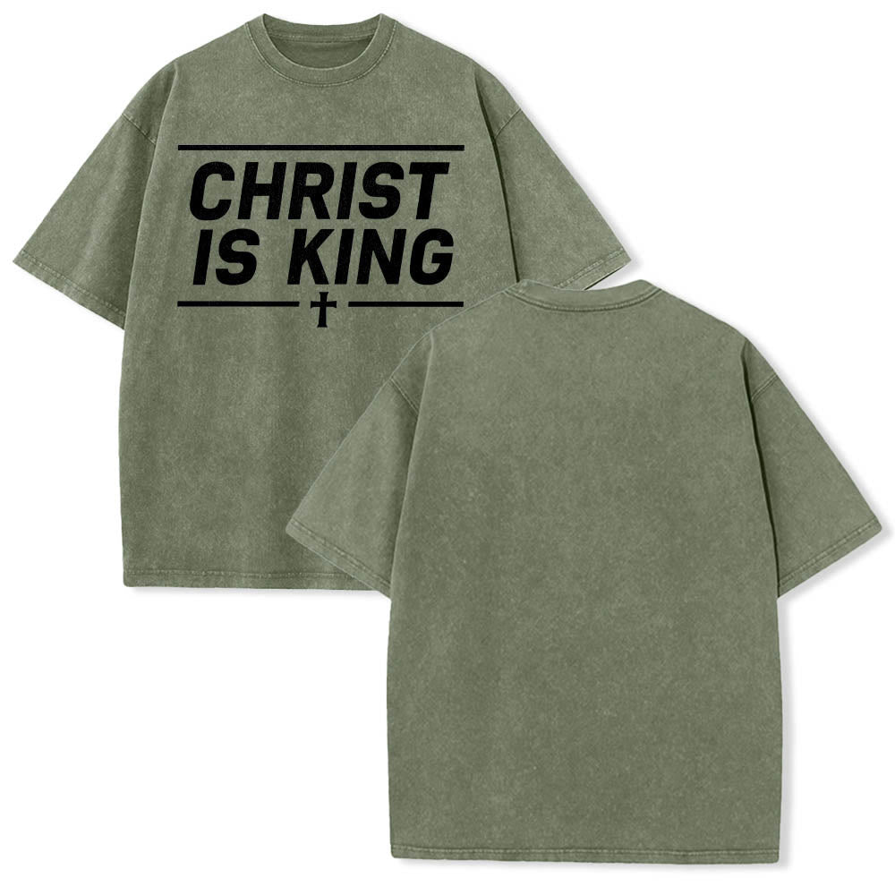 Christianartworkshop Camiseta lavada con estampado frontal de cruz centrada enmarcada con doble línea horizontal y la frase "Cristo es Rey" - image 17
