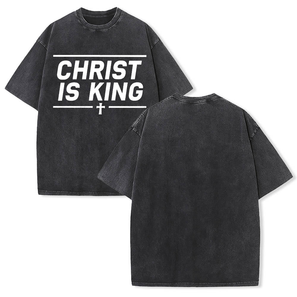 Christianartworkshop Camiseta lavada con estampado frontal de cruz centrada enmarcada con doble línea horizontal y la frase "Cristo es Rey" - image 1