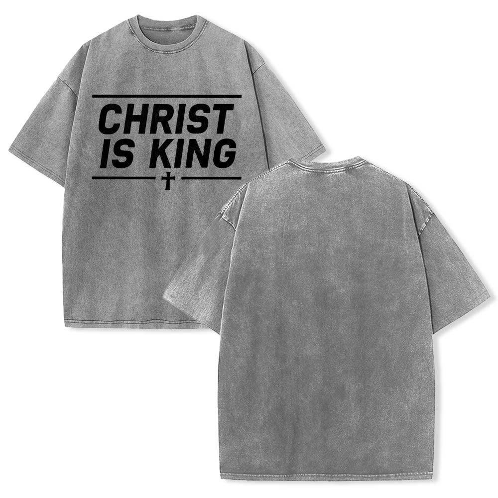 Christianartworkshop Camiseta lavada con estampado frontal de cruz centrada enmarcada con doble línea horizontal y la frase "Cristo es Rey" - image 7