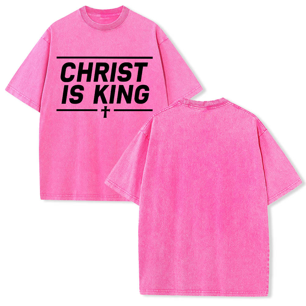 Christianartworkshop Camiseta lavada con estampado frontal de cruz centrada enmarcada con doble línea horizontal y la frase "Cristo es Rey" - image 15