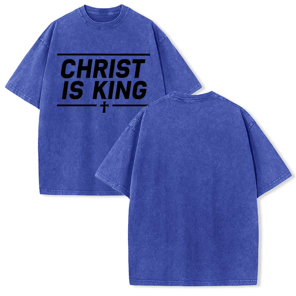 Christianartworkshop Camiseta lavada con estampado frontal de cruz centrada enmarcada con doble línea horizontal y la frase "Cristo es Rey" - image 9