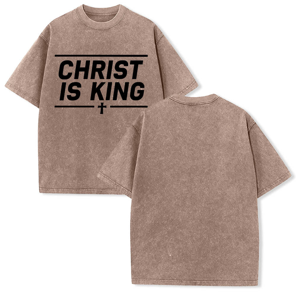 Christianartworkshop Camiseta lavada con estampado frontal de cruz centrada enmarcada con doble línea horizontal y la frase "Cristo es Rey" - image 5