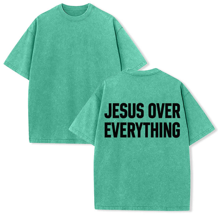 Christianartworkshop Camiseta lavada con estampado de letras mayúsculas en negrita de dos líneas "Jesús por encima de todo" en la parte trasera. - image 11