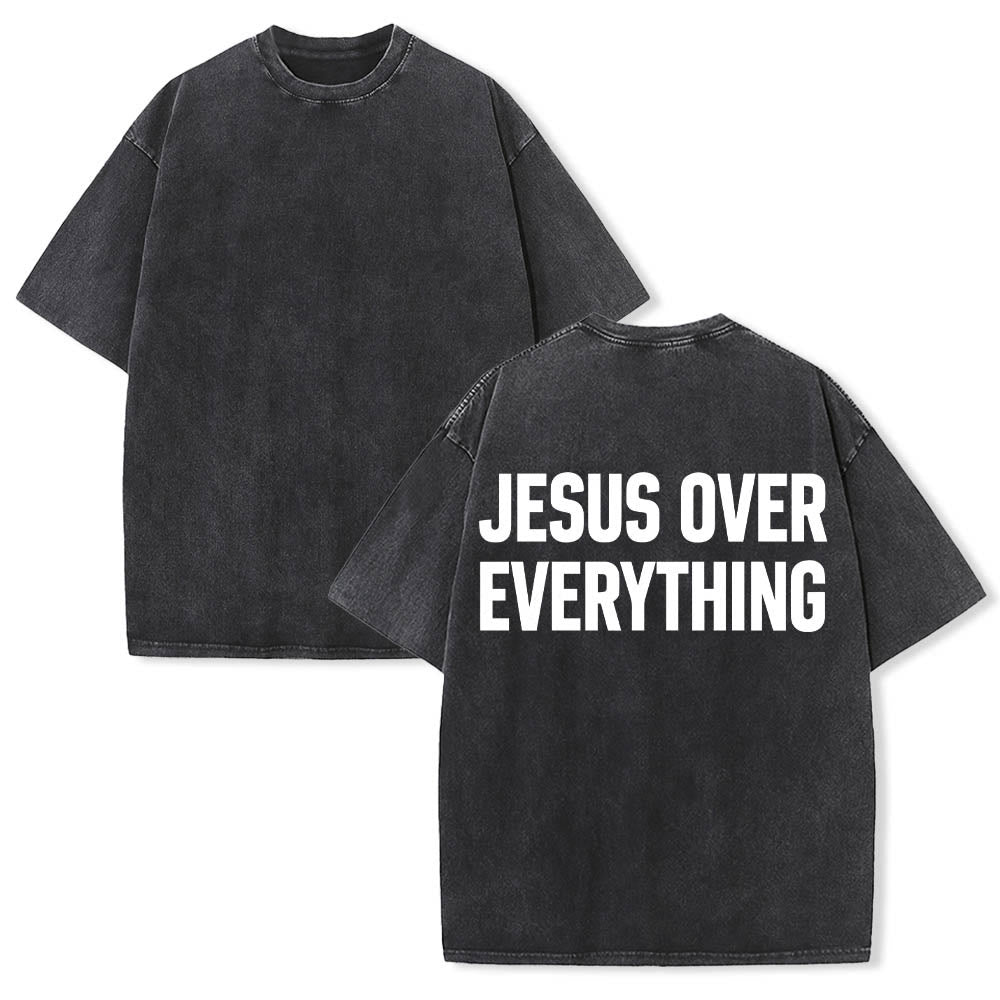 Christianartworkshop Camiseta lavada con estampado de letras mayúsculas en negrita de dos líneas "Jesús por encima de todo" en la parte trasera. - image 1