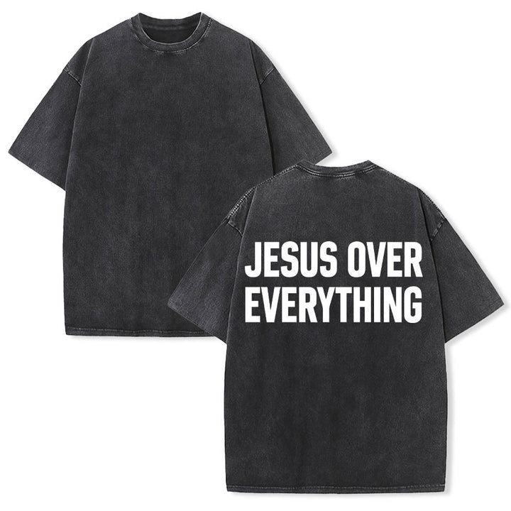Christianartworkshop Camiseta lavada con estampado de letras mayúsculas en negrita de dos líneas "Jesús por encima de todo" en la parte trasera. - image 1
