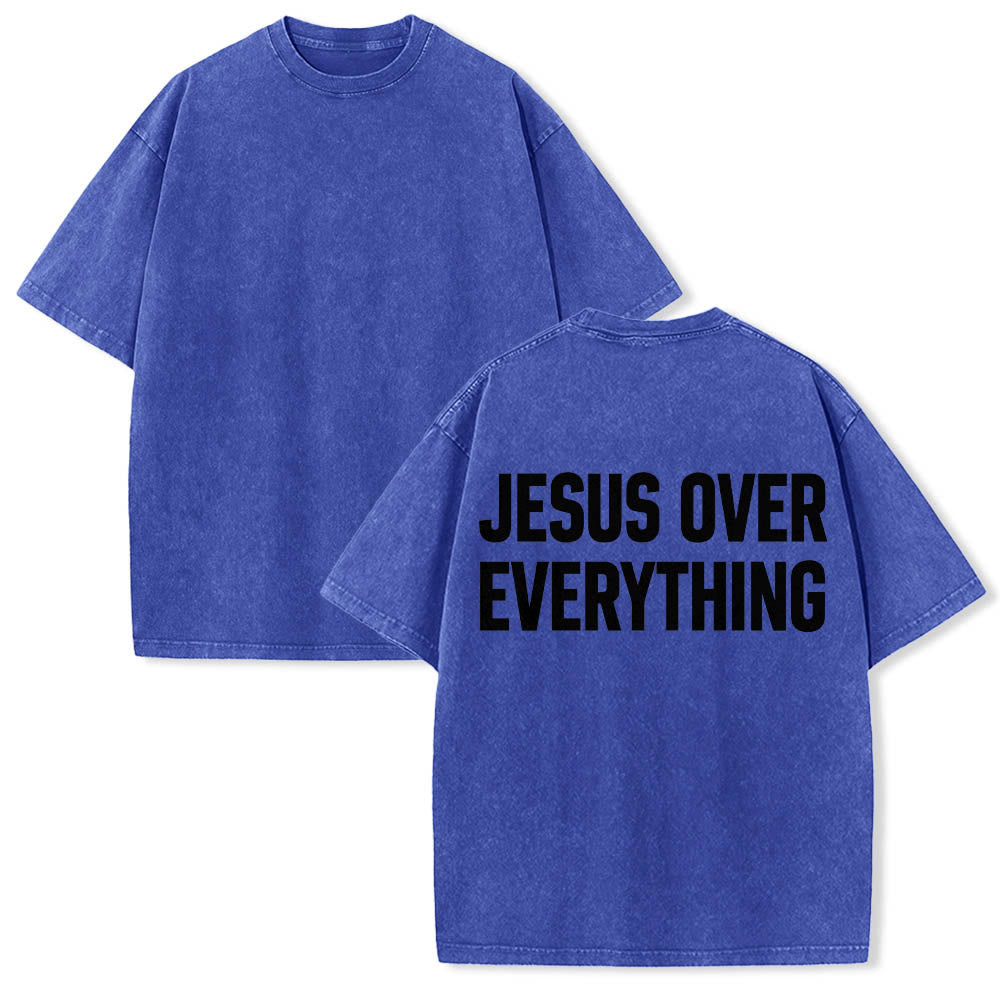 Christianartworkshop Camiseta lavada con estampado de letras mayúsculas en negrita de dos líneas "Jesús por encima de todo" en la parte trasera. - image 9