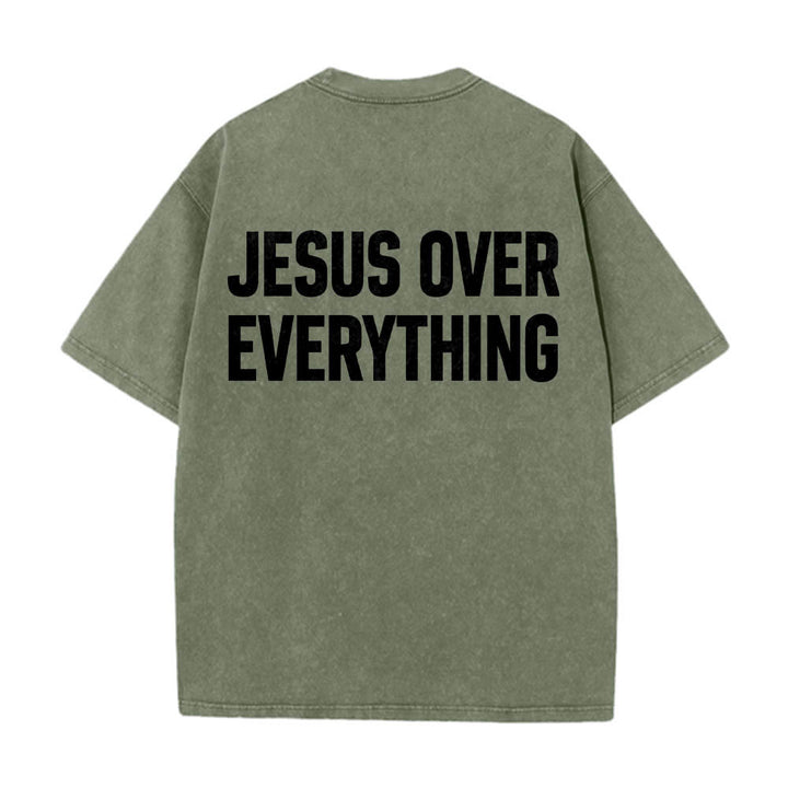 Christianartworkshop Camiseta lavada con estampado de letras mayúsculas en negrita de dos líneas "Jesús por encima de todo" en la parte trasera. - Verde militar - 5XL - image 16