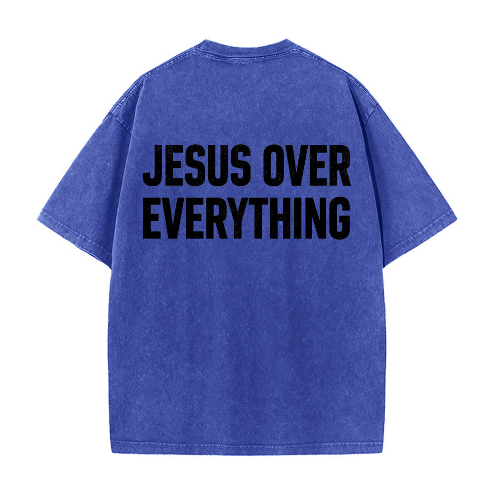 Christianartworkshop Camiseta lavada con estampado de letras mayúsculas en negrita de dos líneas "Jesús por encima de todo" en la parte trasera. - Azul - 5XL - image 8