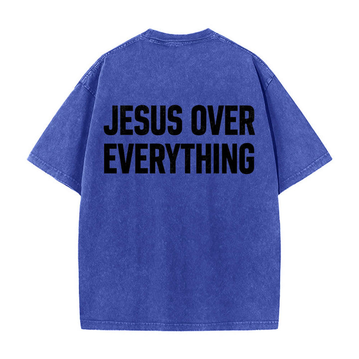 Christianartworkshop Camiseta lavada con estampado de letras mayúsculas en negrita de dos líneas "Jesús por encima de todo" en la parte trasera. - Azul - 5XL - image 8