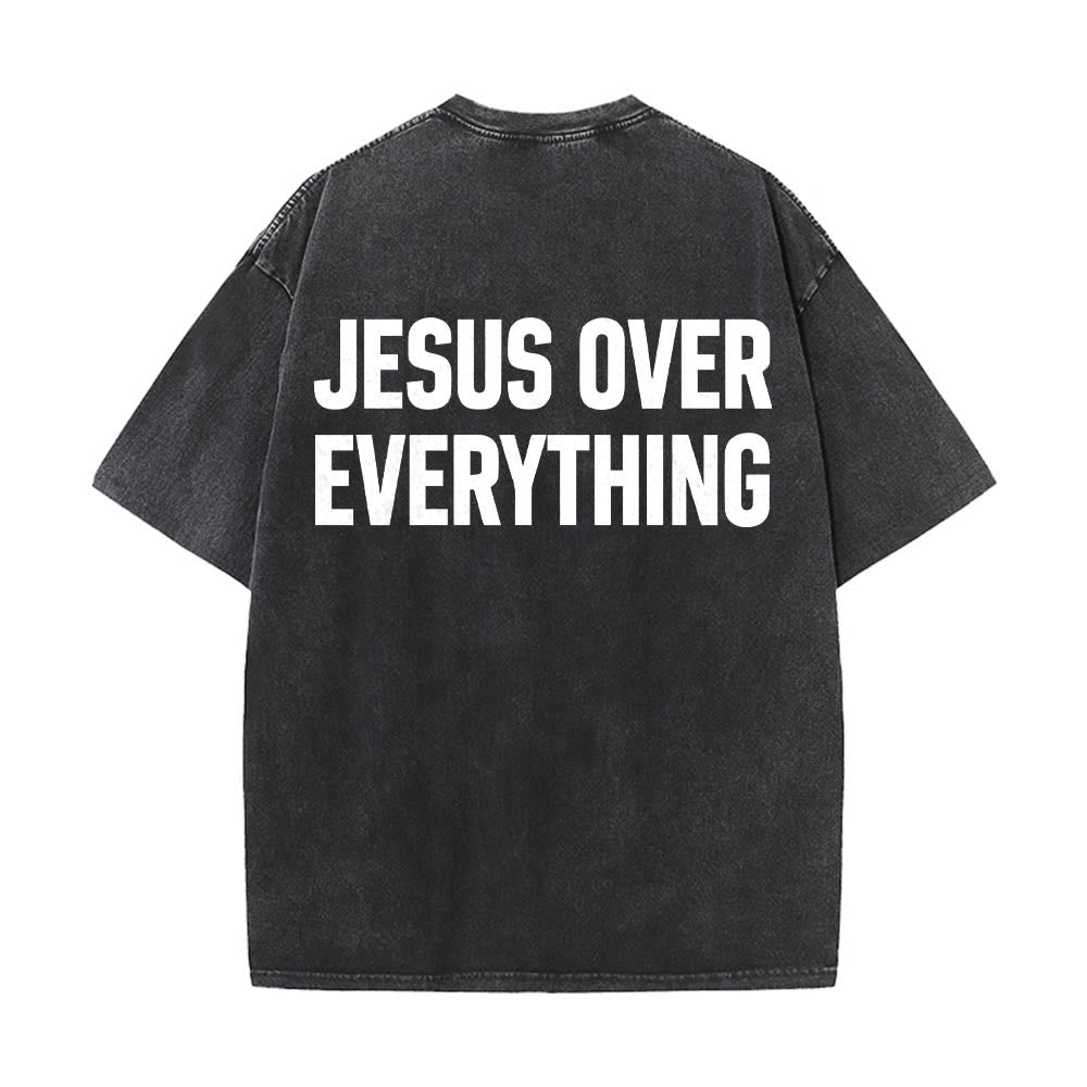 Christianartworkshop Camiseta lavada con estampado de letras mayúsculas en negrita de dos líneas "Jesús por encima de todo" en la parte trasera. - Negro - 5XL - image 0