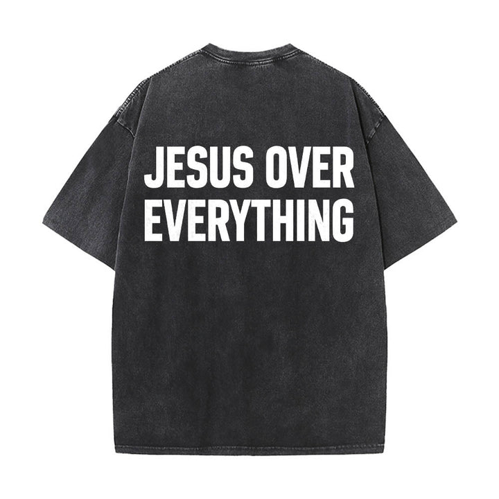Christianartworkshop Camiseta lavada con estampado de letras mayúsculas en negrita de dos líneas "Jesús por encima de todo" en la parte trasera. - Negro - 5XL - image 0