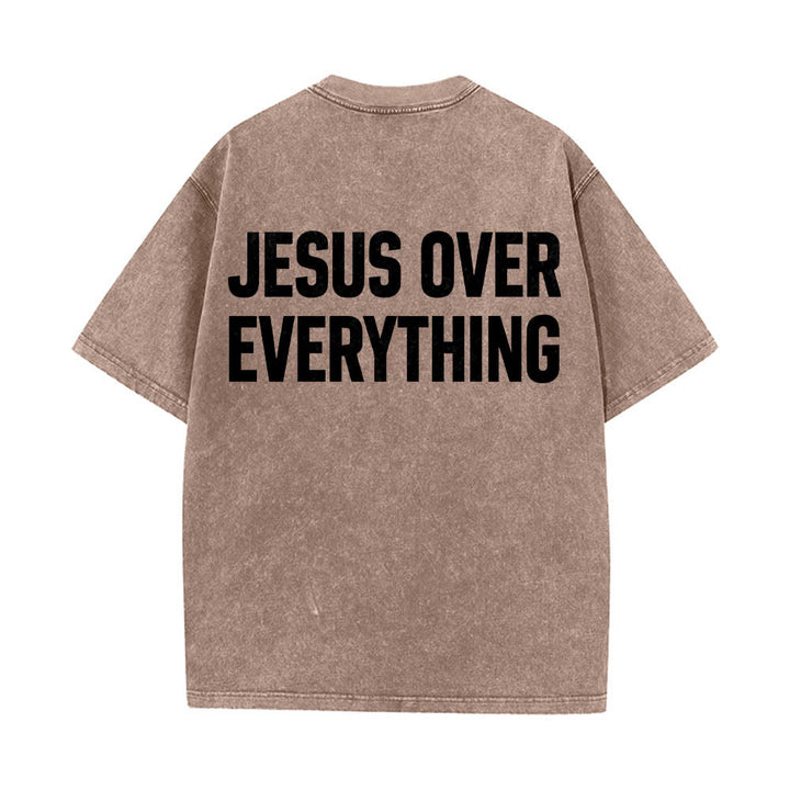 Christianartworkshop Camiseta lavada con estampado de letras mayúsculas en negrita de dos líneas "Jesús por encima de todo" en la parte trasera. - Marrón - 5XL - image 4