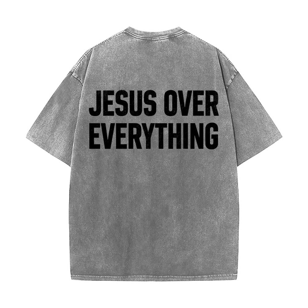 Christianartworkshop Camiseta lavada con estampado de letras mayúsculas en negrita de dos líneas "Jesús por encima de todo" en la parte trasera. - Gris - 5XL - image 6