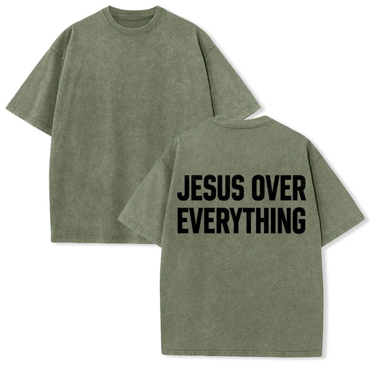 Christianartworkshop Camiseta lavada con estampado de letras mayúsculas en negrita de dos líneas "Jesús por encima de todo" en la parte trasera. - image 17