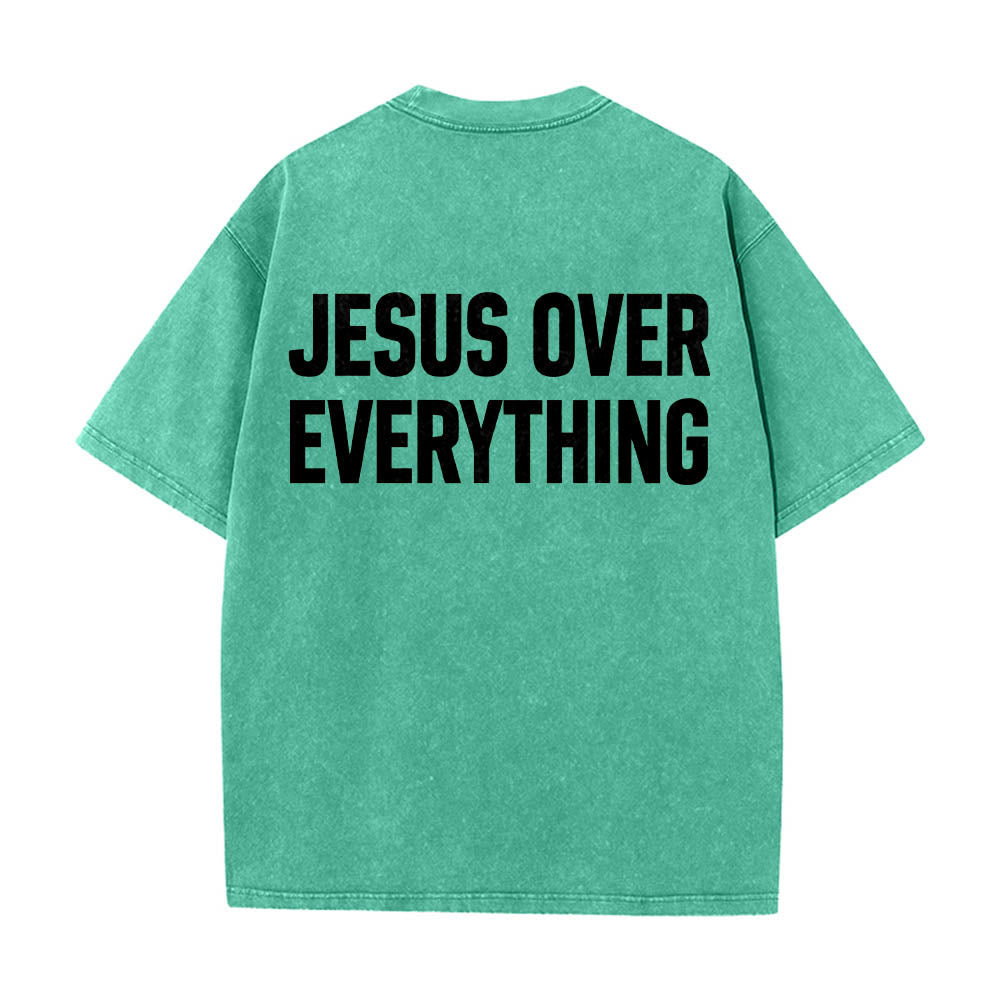 Christianartworkshop Camiseta lavada con estampado de letras mayúsculas en negrita de dos líneas "Jesús por encima de todo" en la parte trasera. - Verde - 5XL - image 10