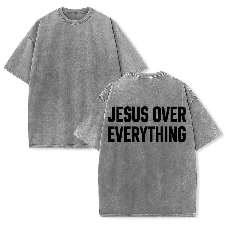 Christianartworkshop Camiseta lavada con estampado de letras mayúsculas en negrita de dos líneas "Jesús por encima de todo" en la parte trasera. - image 7