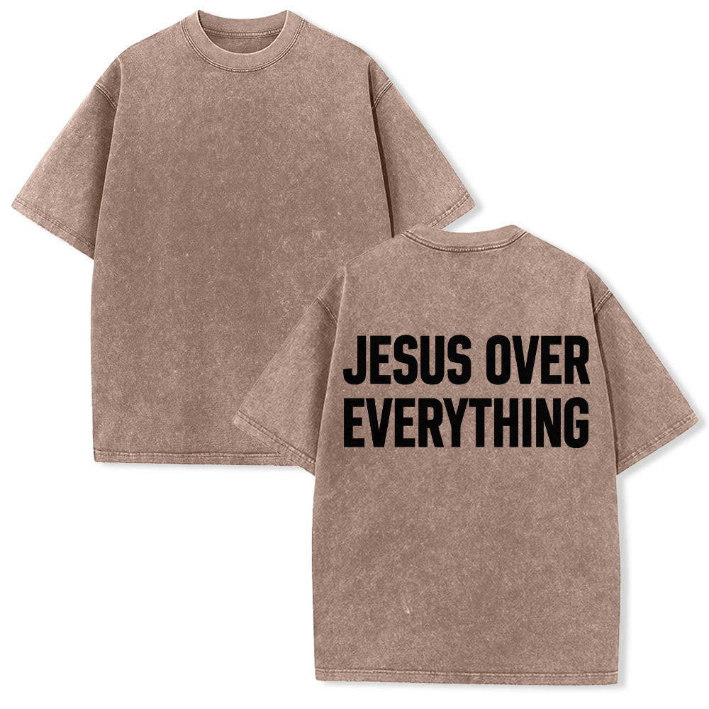 Christianartworkshop Camiseta lavada con estampado de letras mayúsculas en negrita de dos líneas "Jesús por encima de todo" en la parte trasera. - image 5