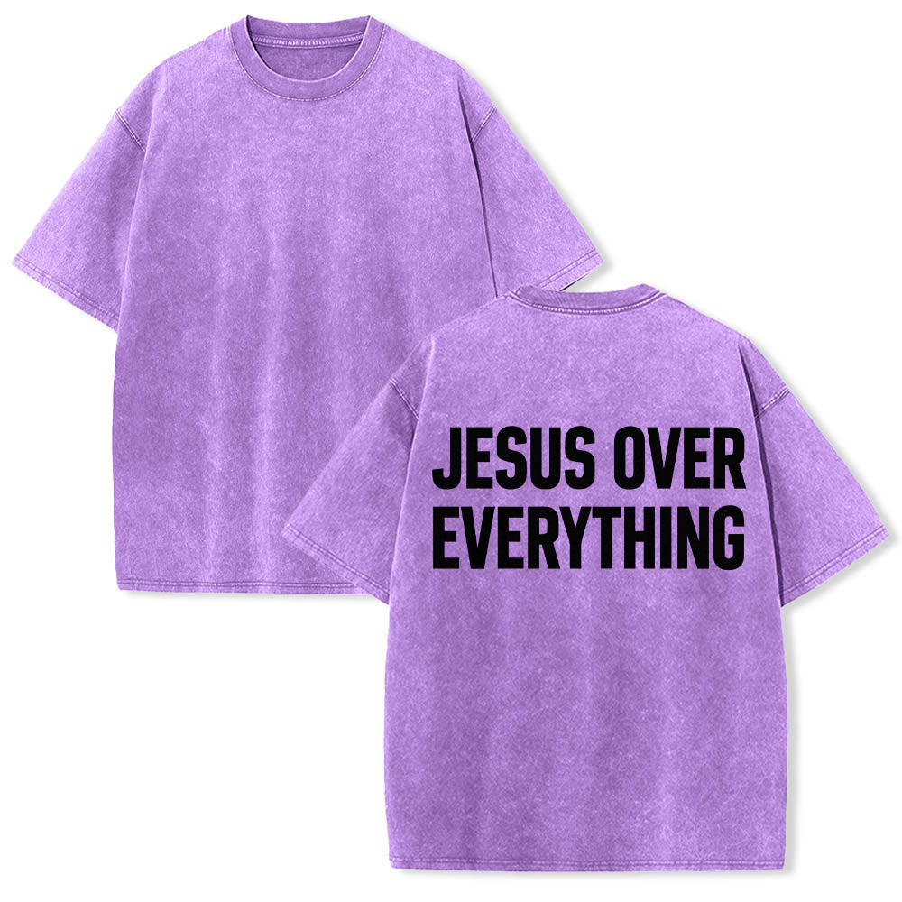Christianartworkshop Camiseta lavada con estampado de letras mayúsculas en negrita de dos líneas "Jesús por encima de todo" en la parte trasera. - image 13
