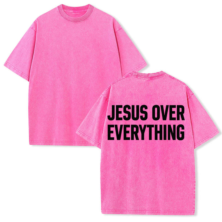 Christianartworkshop Camiseta lavada con estampado de letras mayúsculas en negrita de dos líneas "Jesús por encima de todo" en la parte trasera. - image 15