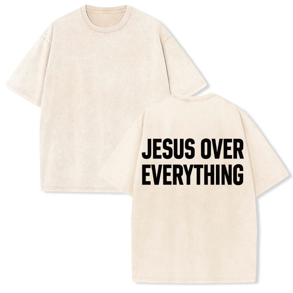 Christianartworkshop Camiseta lavada con estampado de letras mayúsculas en negrita de dos líneas "Jesús por encima de todo" en la parte trasera. - image 3