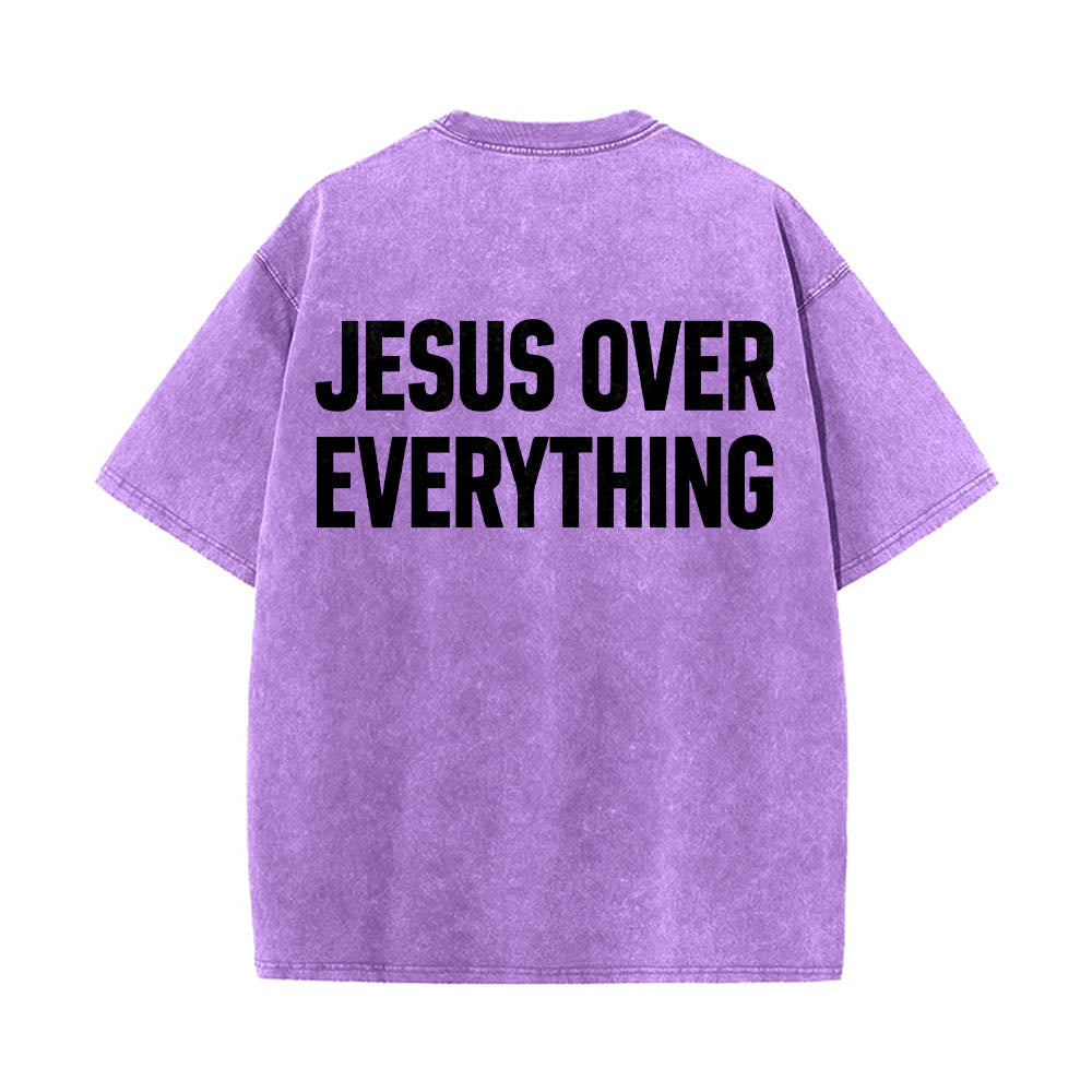 Christianartworkshop Camiseta lavada con estampado de letras mayúsculas en negrita de dos líneas "Jesús por encima de todo" en la parte trasera. - Púrpura - 5XL - image 12