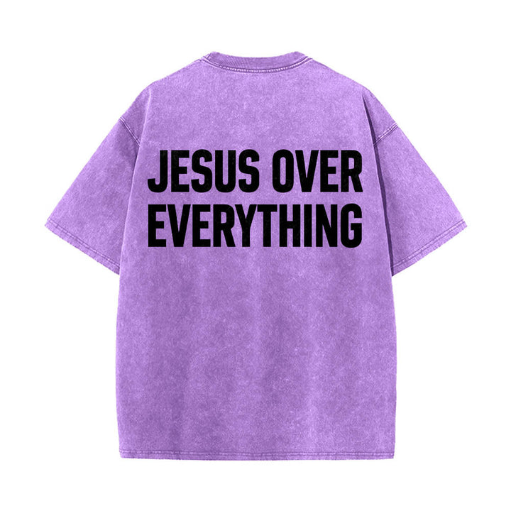 Christianartworkshop Camiseta lavada con estampado de letras mayúsculas en negrita de dos líneas "Jesús por encima de todo" en la parte trasera. - Púrpura - 5XL - image 12